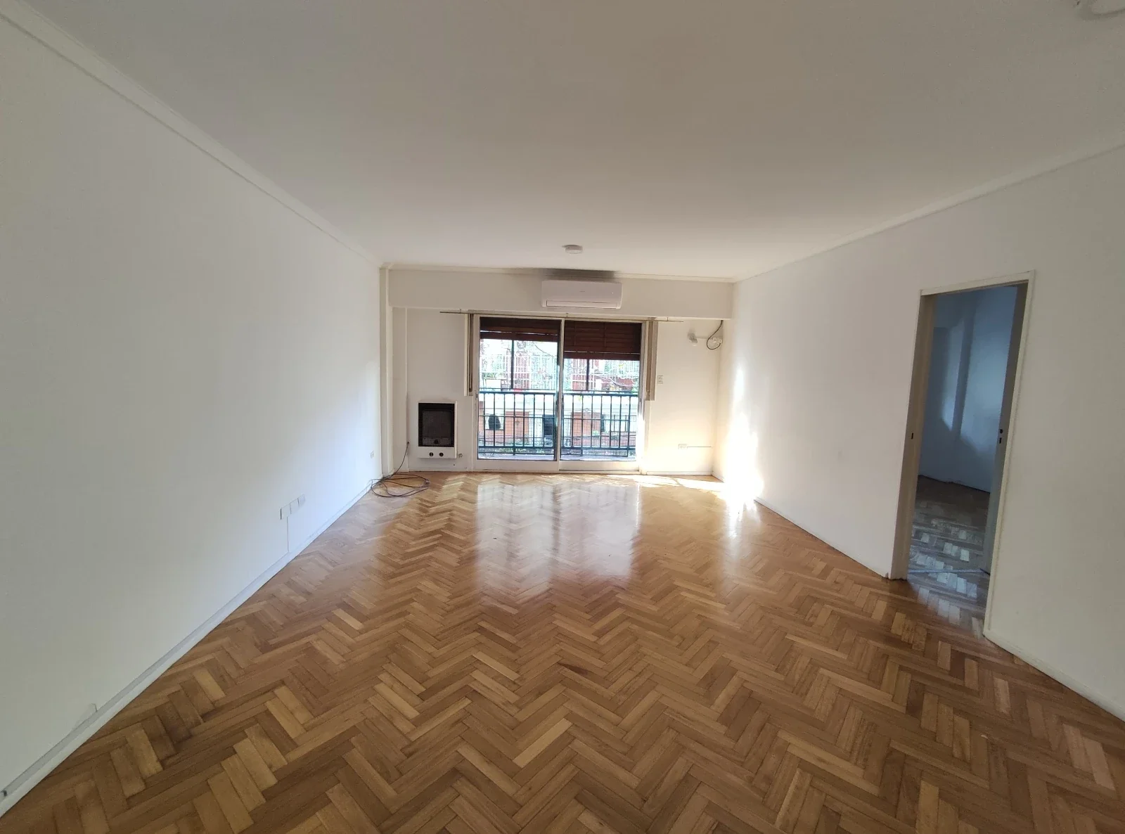 Venta de 3 ambientes con dependencia y cochera cubierta en PB. Palermo - Imagen 2