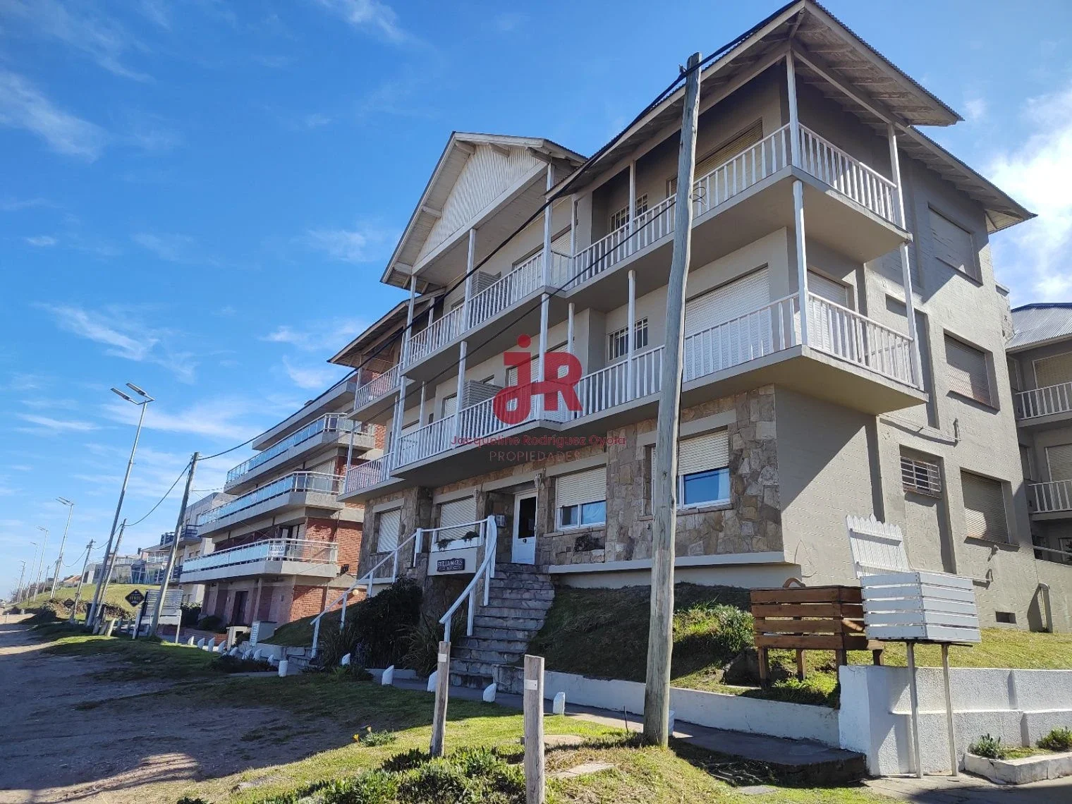 CODIGO 228 - DEPARTAMENTO EN ALQUILER  3 AMBIENTES-COCHERA-FRENTE AL MAR-PINAMAR - Imagen 3