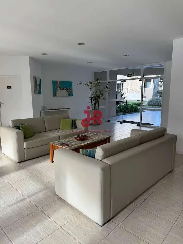 CODIGO 205 - DEPARTAMENTO DE 2 AMBIENTES - PILETA - PARRILLA - COCHERA - CARILO - Imagen 3