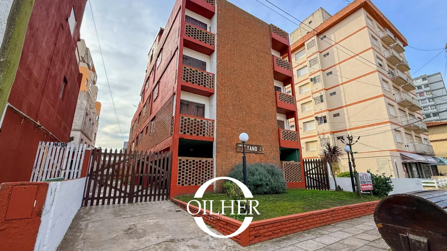 Departamento 2 Dormitorios en venta con cochera - Zona Centro. A metros del Mar. - Imagen 1