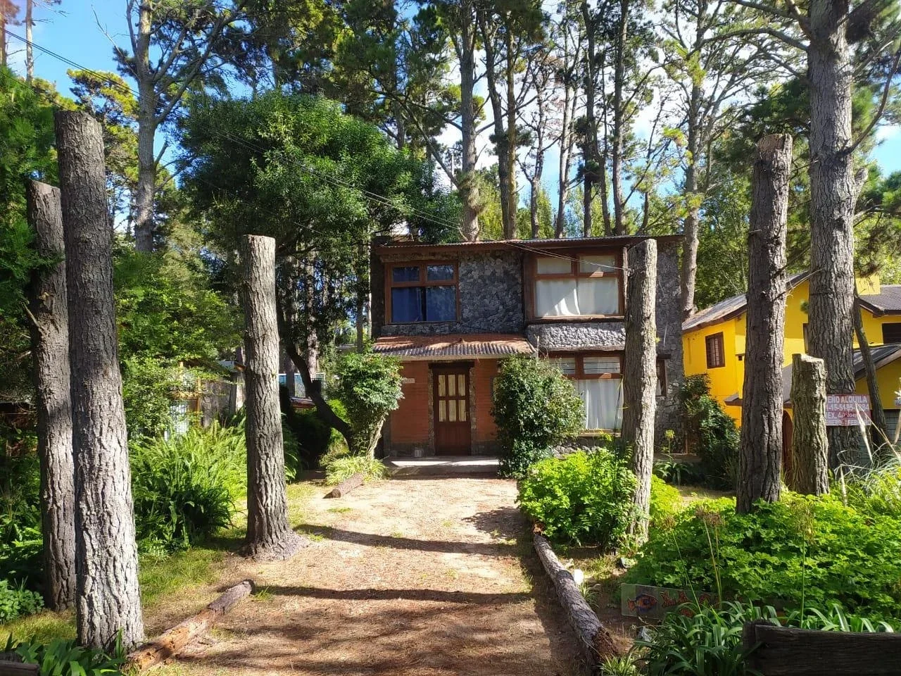 Casa en alquiler temporario c/ cochera en Mar Azul - Imagen 1
