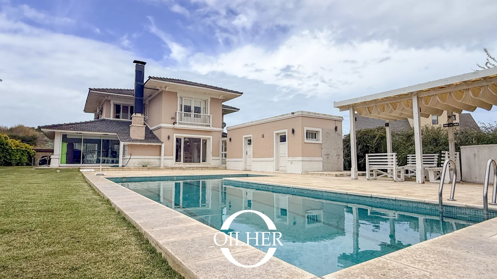 Venta Casa en Carilo 4 Dormitorios. A metros del Mar! Gas Natural. - Imagen 1
