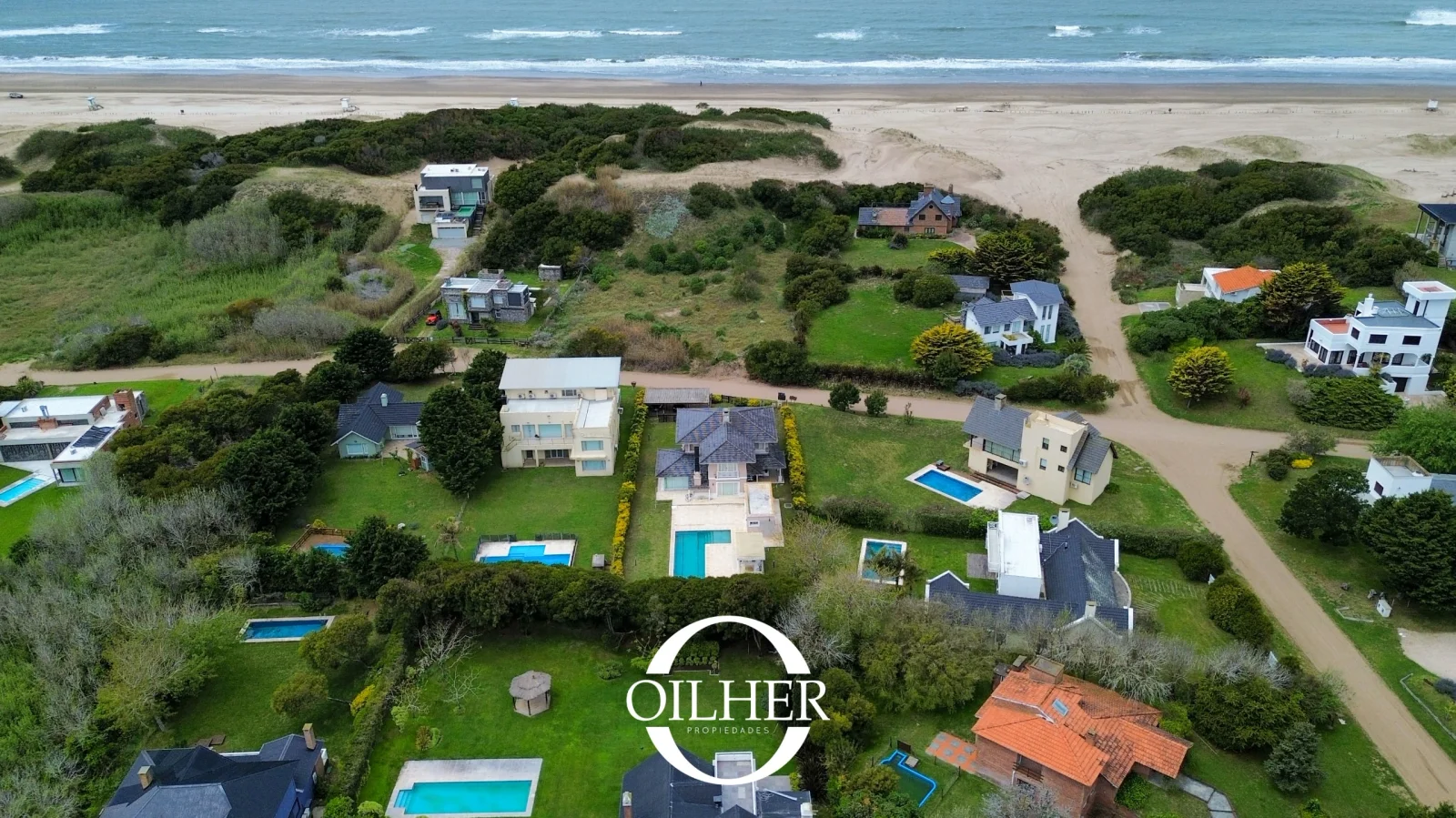 Venta Casa en Carilo 4 Dormitorios. A metros del Mar! Gas Natural. - Imagen 2