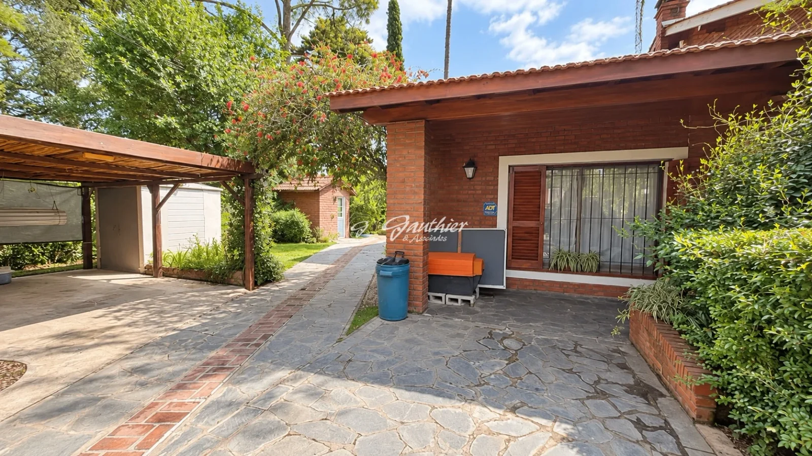 Casa con amplio parque, pileta sobre lote de más de 1.300 m² con 4 dormitorios y 3 baños apta crédito en Alto Los Cardales - Imagen 5