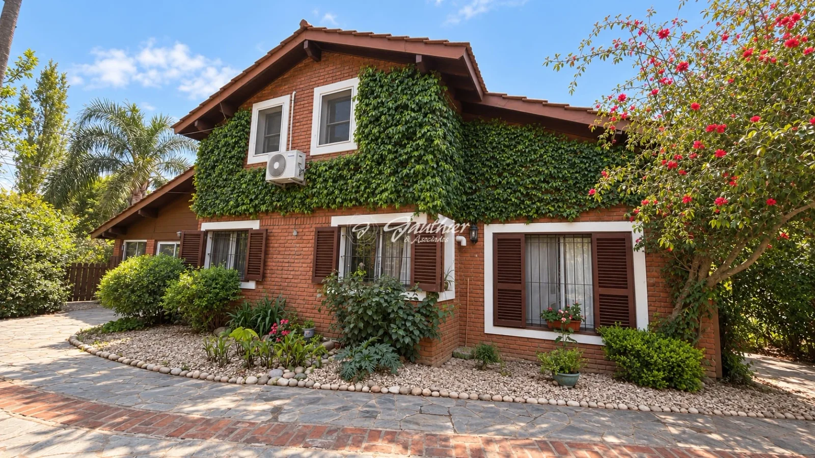 Casa con amplio parque, pileta sobre lote de más de 1.300 m² con 4 dormitorios y 3 baños apta crédito en Alto Los Cardales - Imagen 3