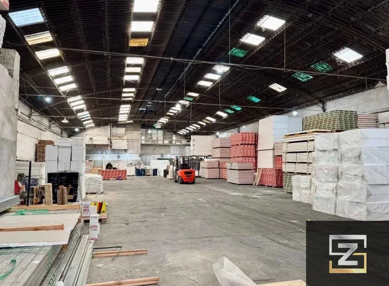 GALPÓN INDUSTRIAL DE 1.375 m² CON SALIDA A DOS CALLES – LA TABLADA - Imagen 1