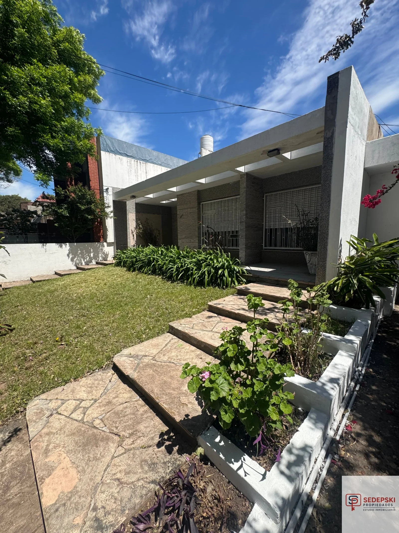 Casa en alquiler c/ cochera en Jorge Cura - Imagen 1