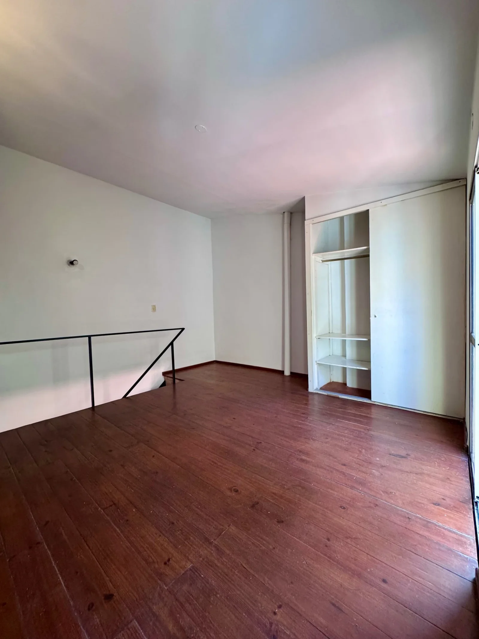 Departamento de 1 dormitorio en dúplex en alquiler. Centro, sin expensas - Imagen 4