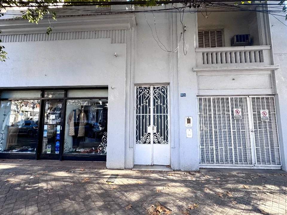 Casa en venta c/ Local y Cochera a metros del Hospital Español - Imagen 1