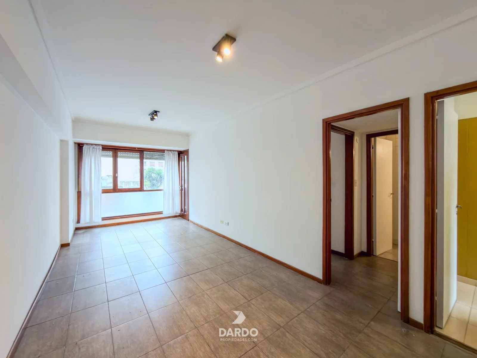 Departamento 2 ambientes a la calle en venta en La Perla - Imagen 1