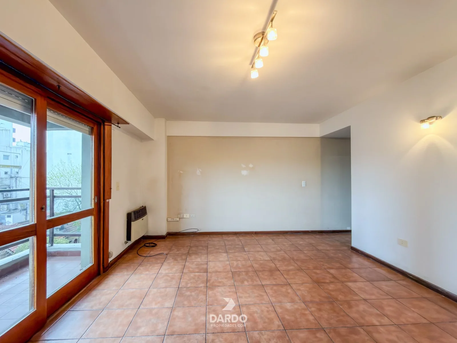 Departamento 2 ambientes con doble balcón en venta en La Perla / Centro - Imagen 2