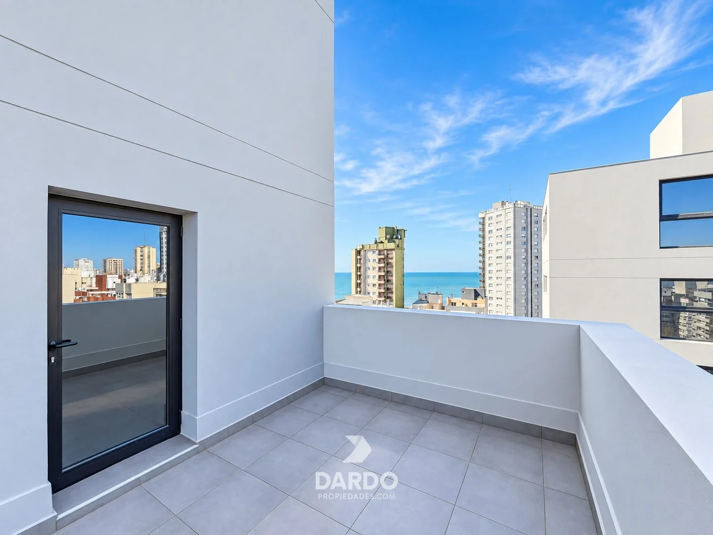 Semipiso 3 ambientes con terraza y cochera doble en Villa Grandas - La Perla - Imagen 2