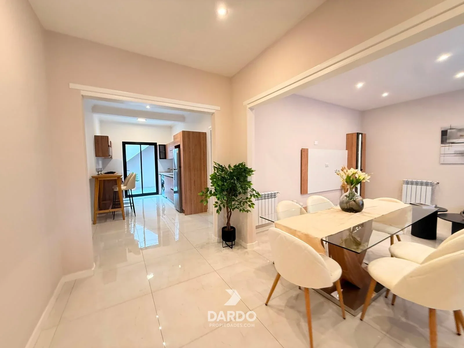 Chalet en PH 4 ambientes reciclado con garage en La Perla - Imagen 4