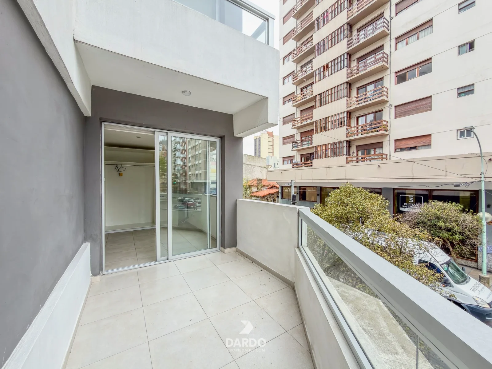 Monoambiente externo con balcón en alquiler en La Perla - Imagen 4