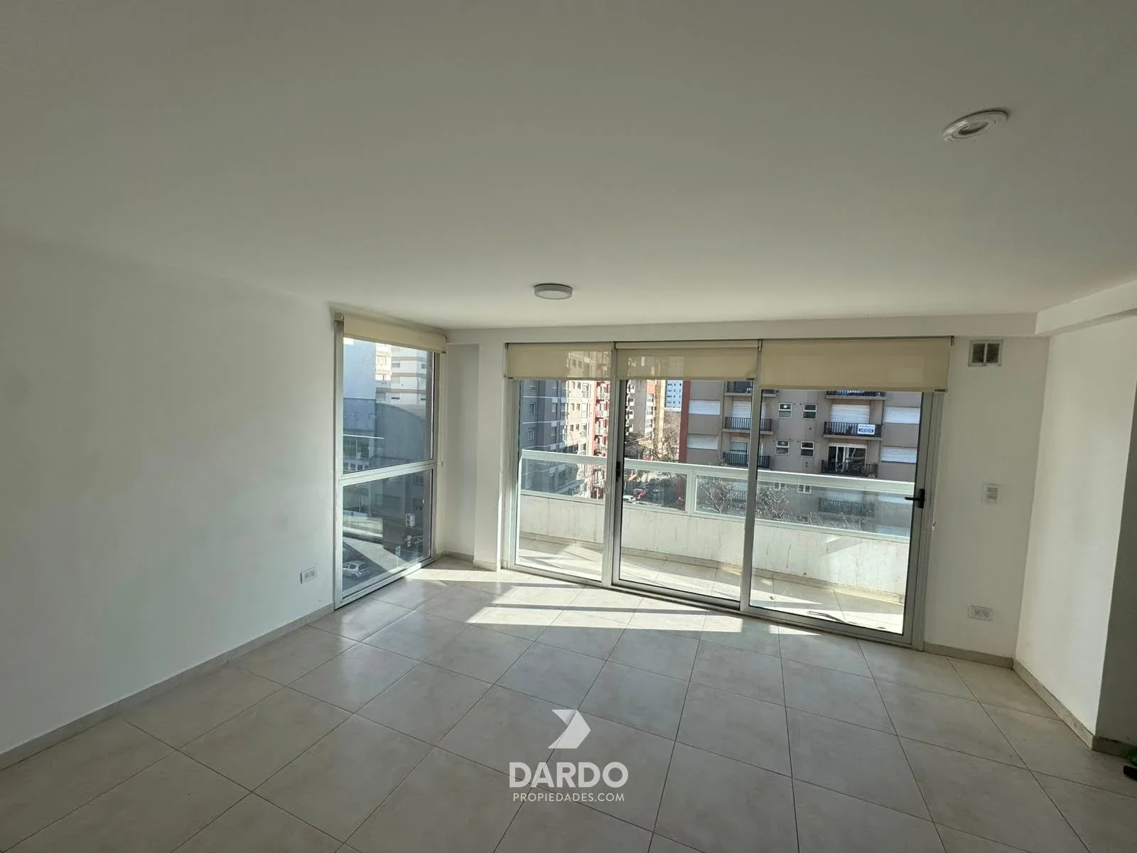 Departamento 3 ambientes externo con balcón en alquiler en La Perla - Imagen 5