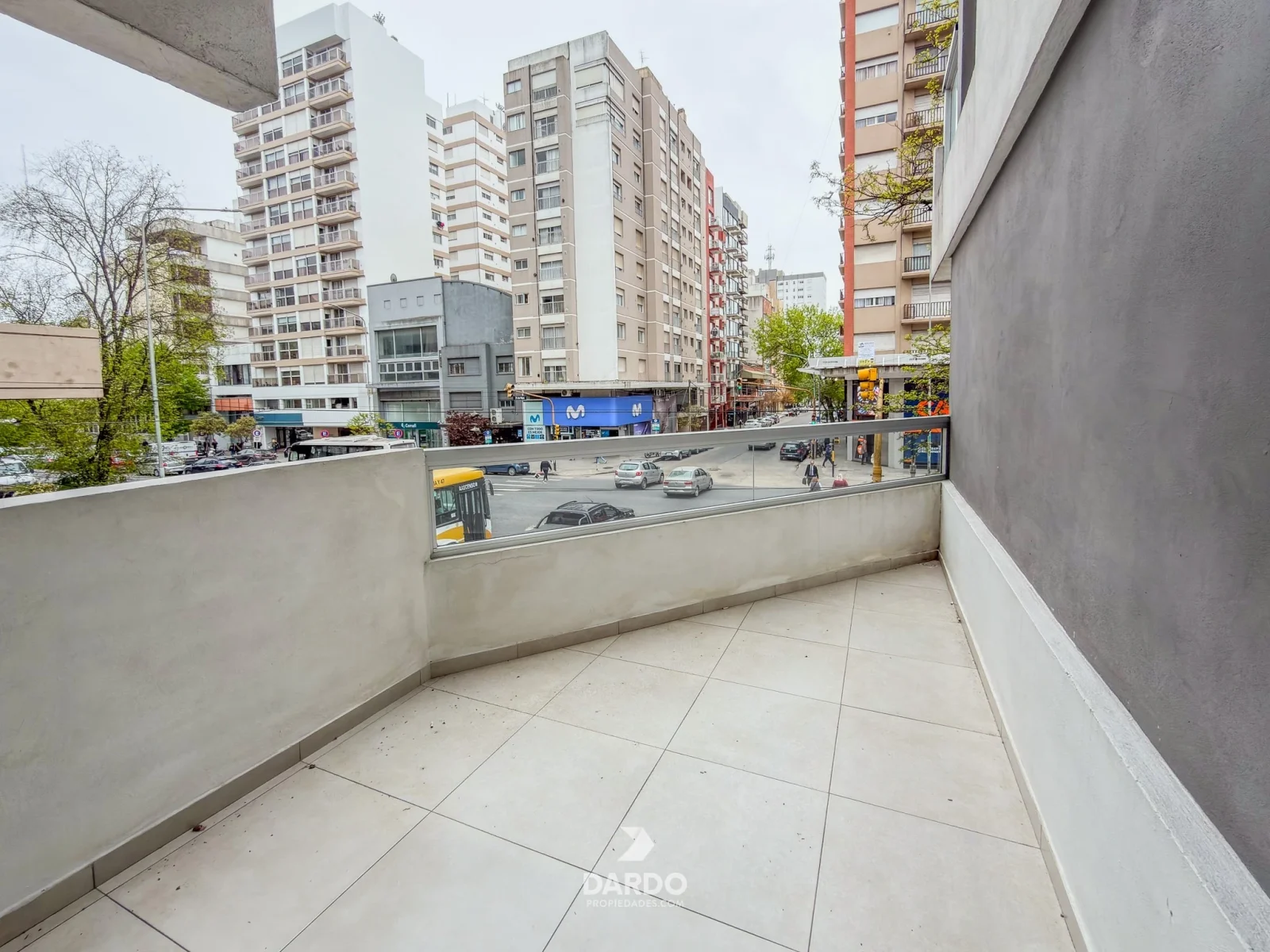 Monoambiente externo con balcón en alquiler en La Perla - Imagen 3