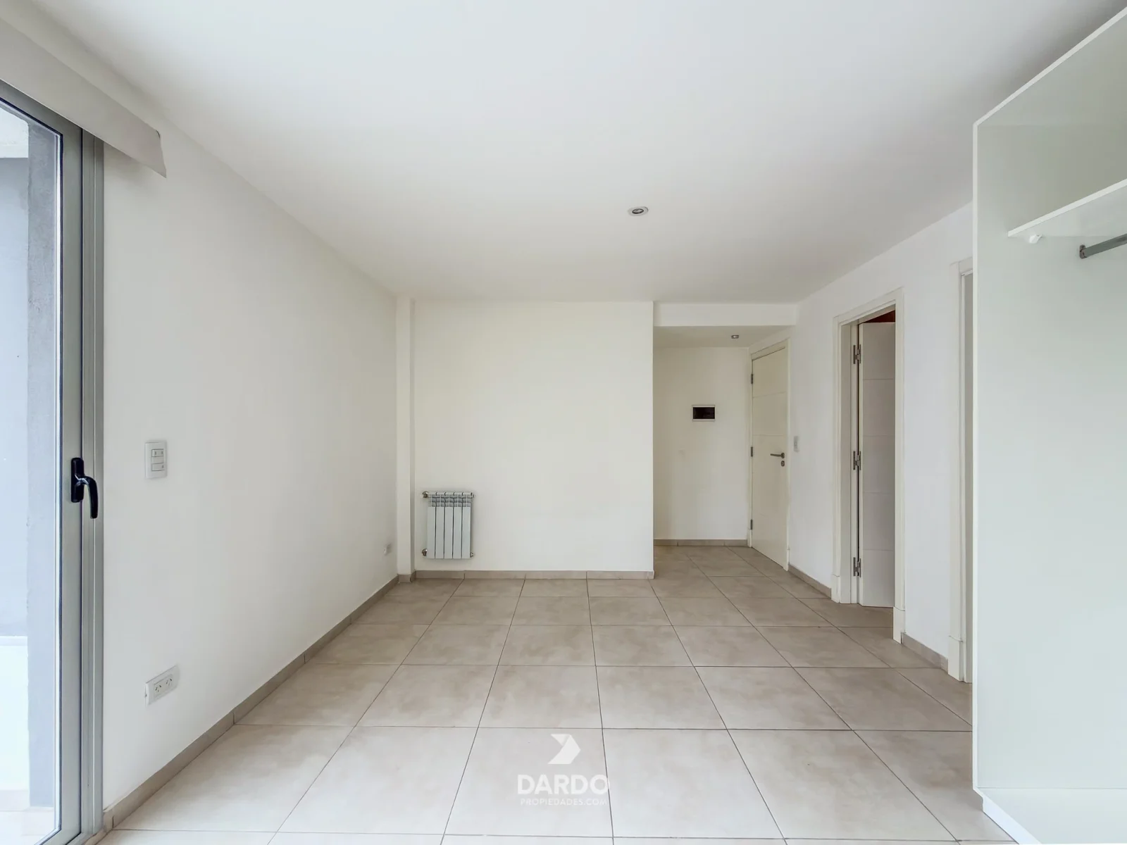 Monoambiente externo con balcón en alquiler en La Perla - Imagen 5