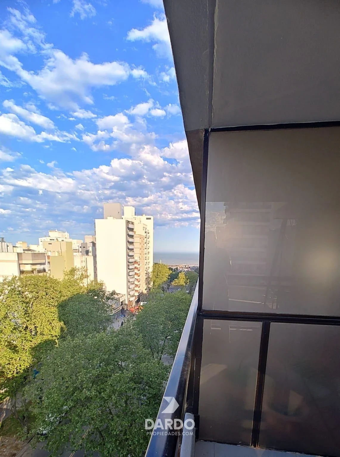 Semipiso 1 ambiente con balcón a la calle en alquiler en La Perla - Imagen 5