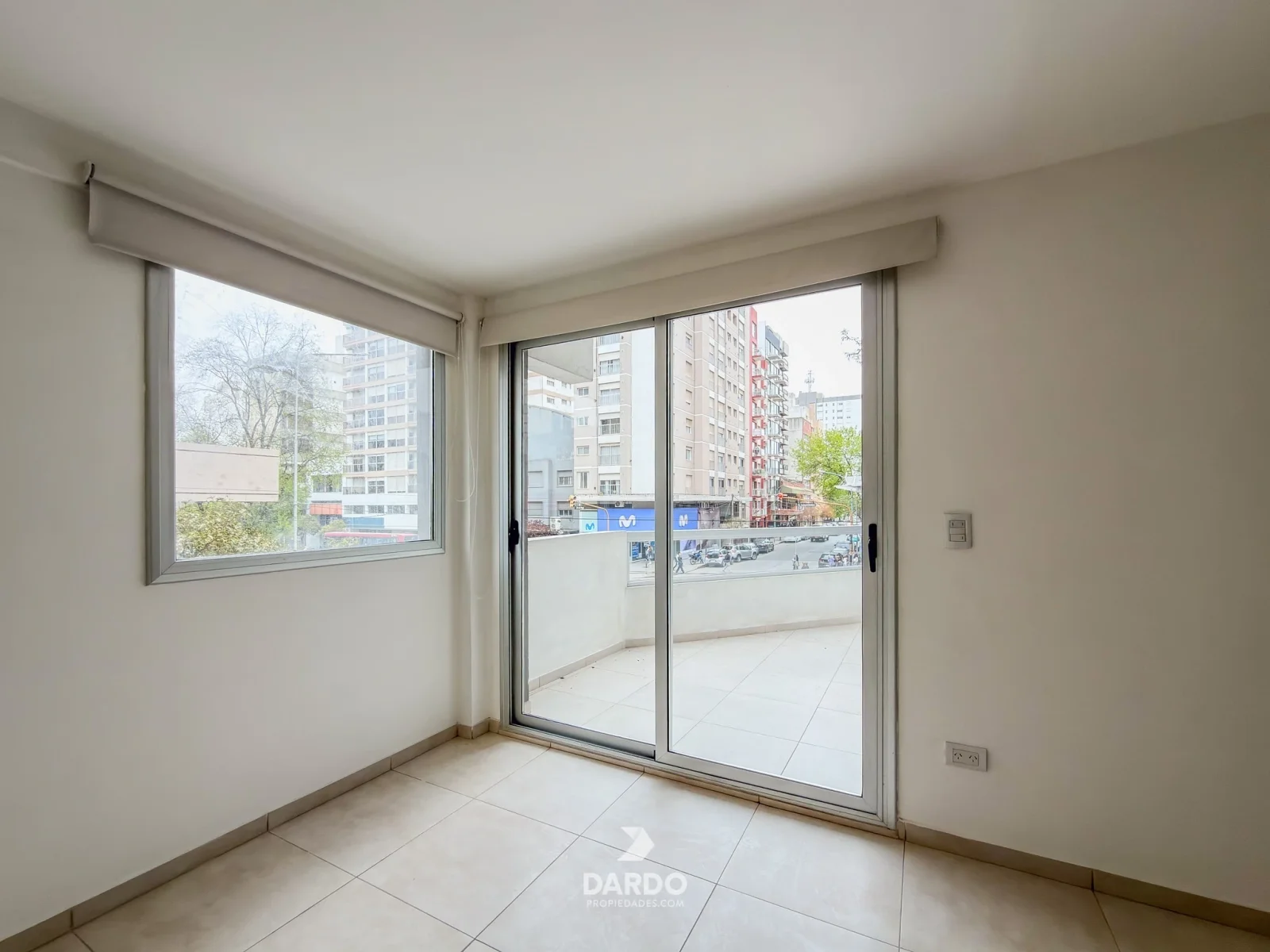 Monoambiente externo con balcón en alquiler en La Perla - Imagen 2
