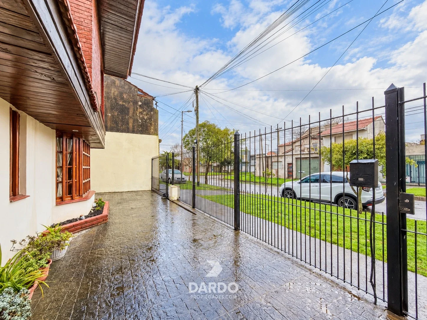 Chalet 4 ambientes en venta con patio y garage en zona Marconi y San Lorenzo - Imagen 2