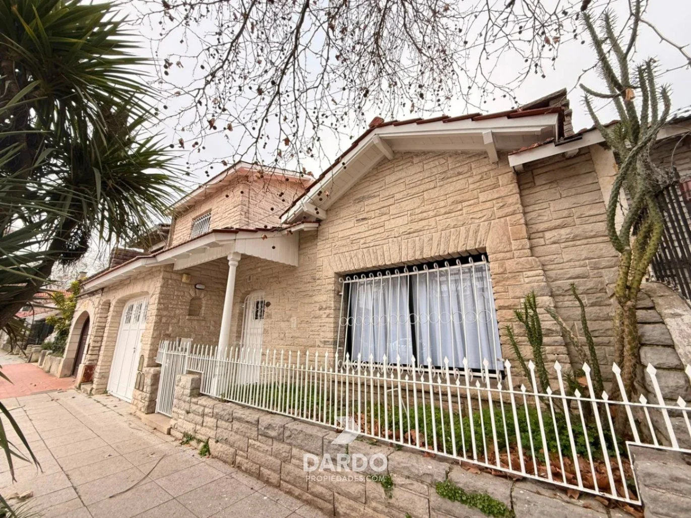 Chalet en PH 4 ambientes reciclado con garage en La Perla - Imagen 2