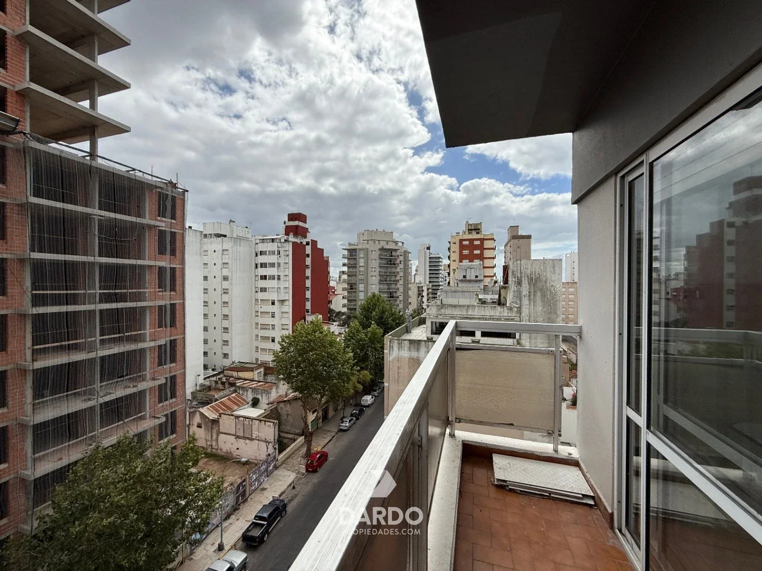 ALQUILER 24 MESES - Monoambiente dividido con balcón en zona La Perla - Imagen 5