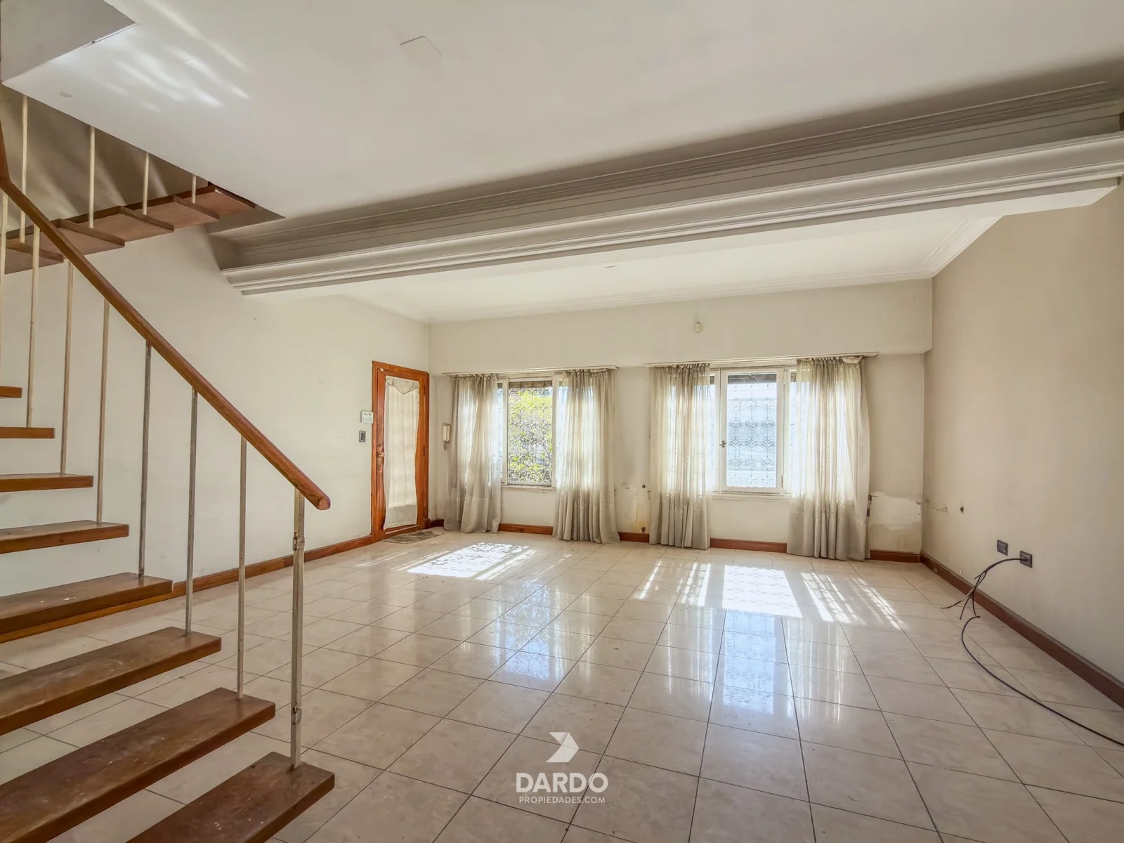 Casa 4 ambientes con cochera y departamento en San José - Imagen 3