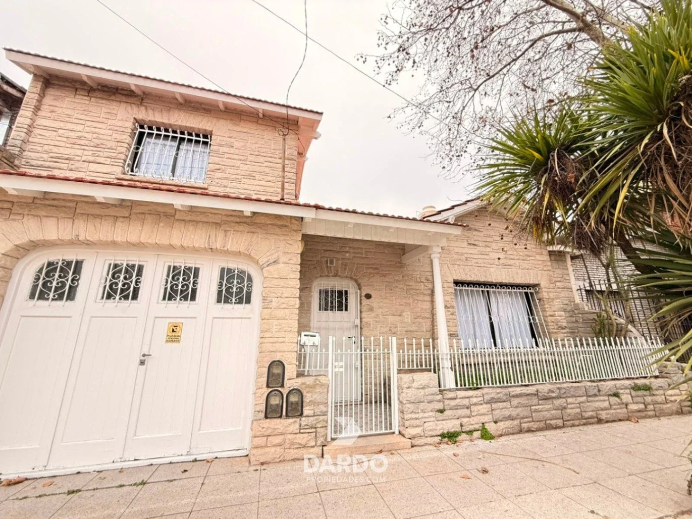 Chalet en PH 4 ambientes reciclado con garage en La Perla - Imagen 1
