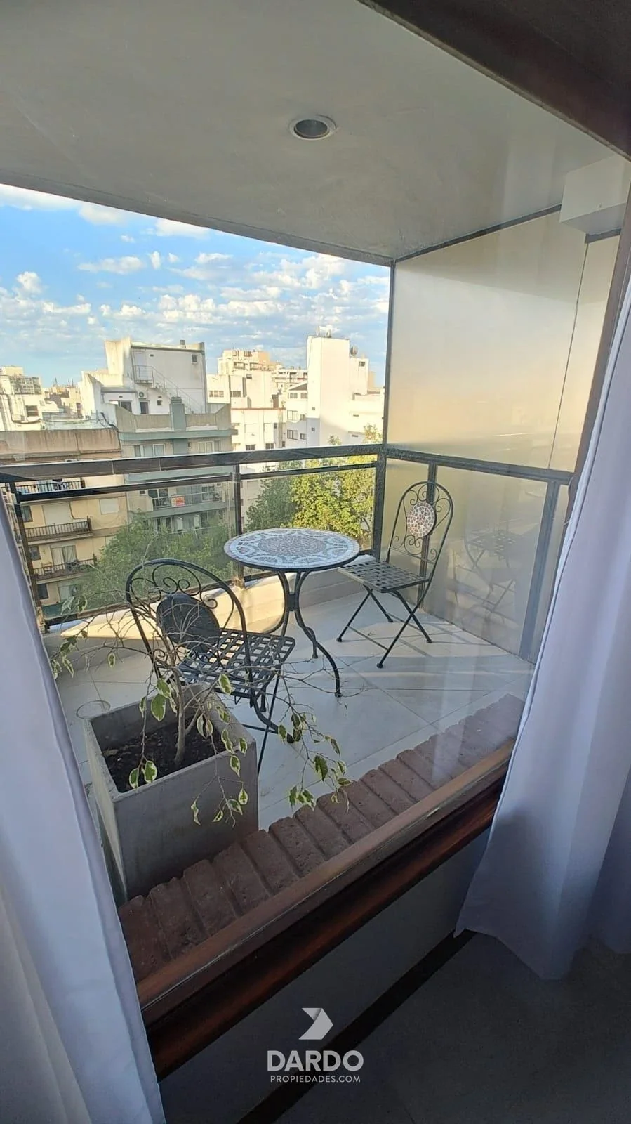 Semipiso 1 ambiente con balcón a la calle en alquiler en La Perla - Imagen 4