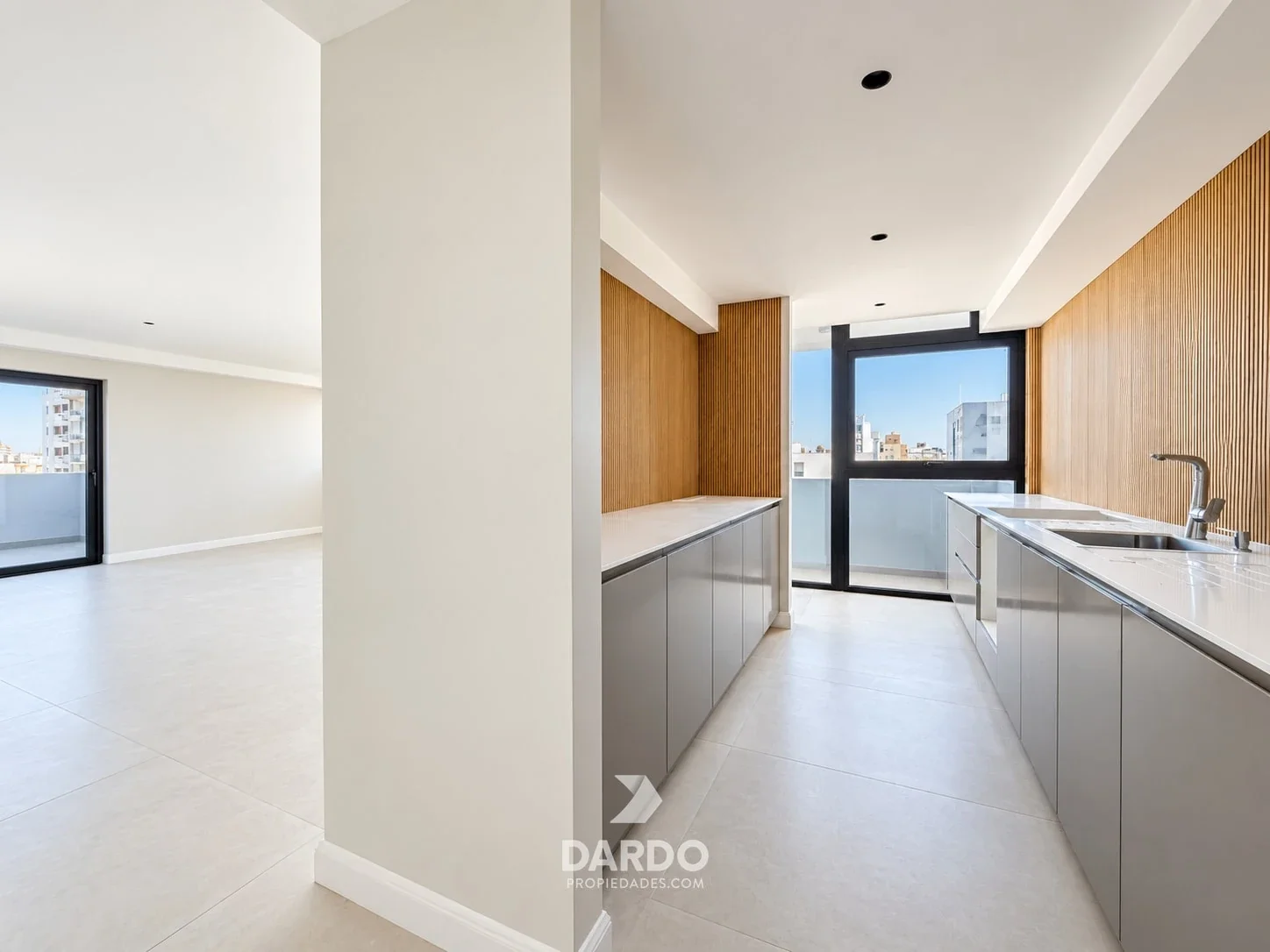 Semipiso 3 ambientes con terraza y cochera doble en Villa Grandas - La Perla - Imagen 4