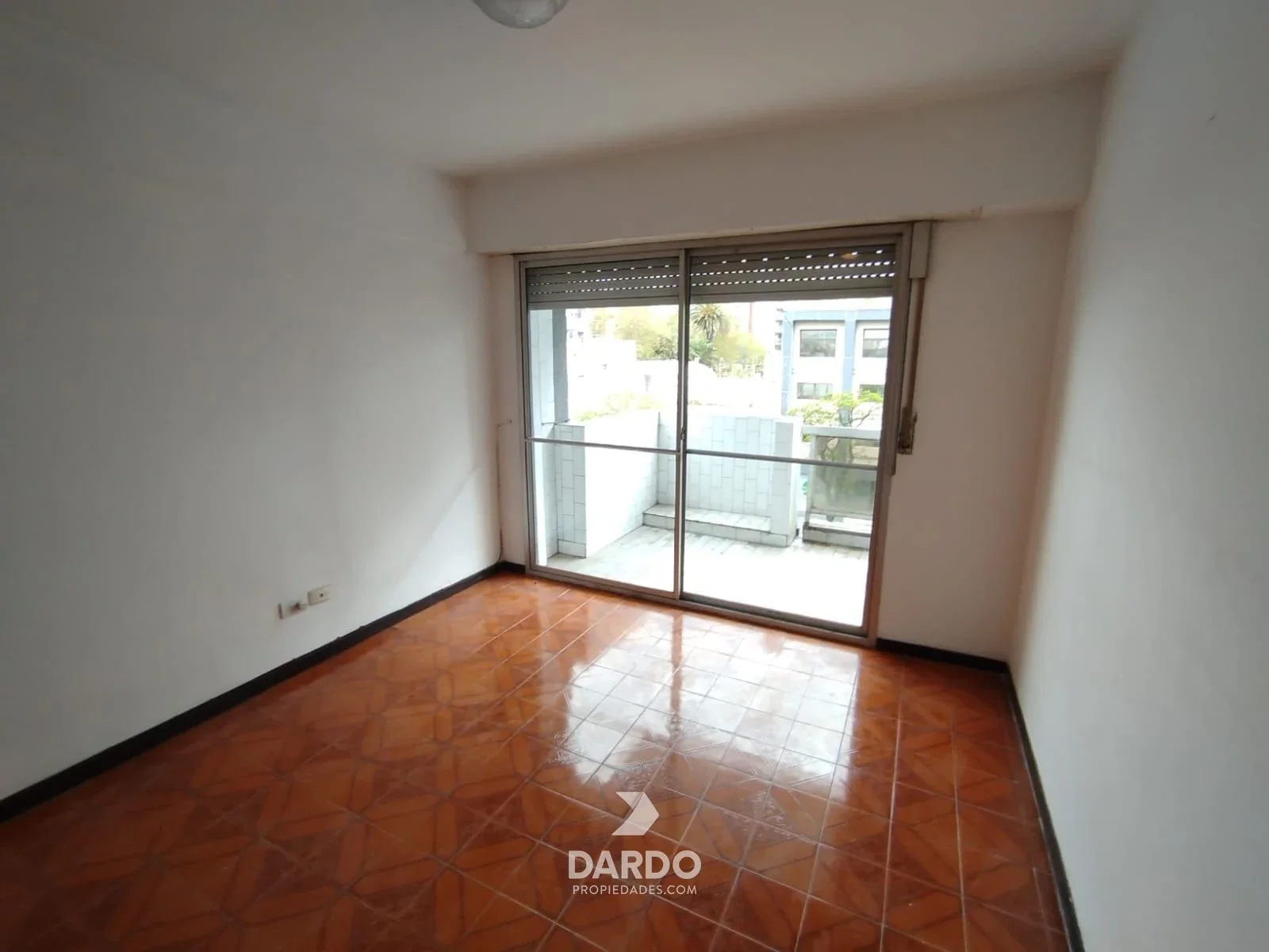Departamento 2 ambientes externo con cochera en alquiler en La Perla - Imagen 5