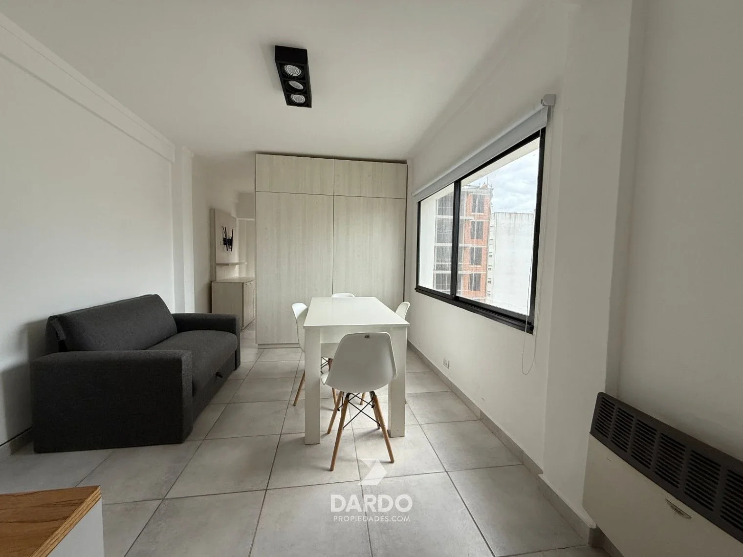 ALQUILER 24 MESES - Monoambiente dividido con balcón en zona La Perla - Imagen 2