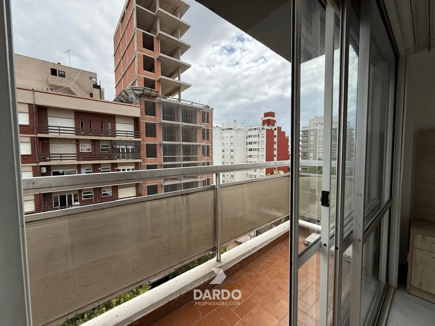 ALQUILER 24 MESES - Monoambiente dividido con balcón en zona La Perla - Imagen 4