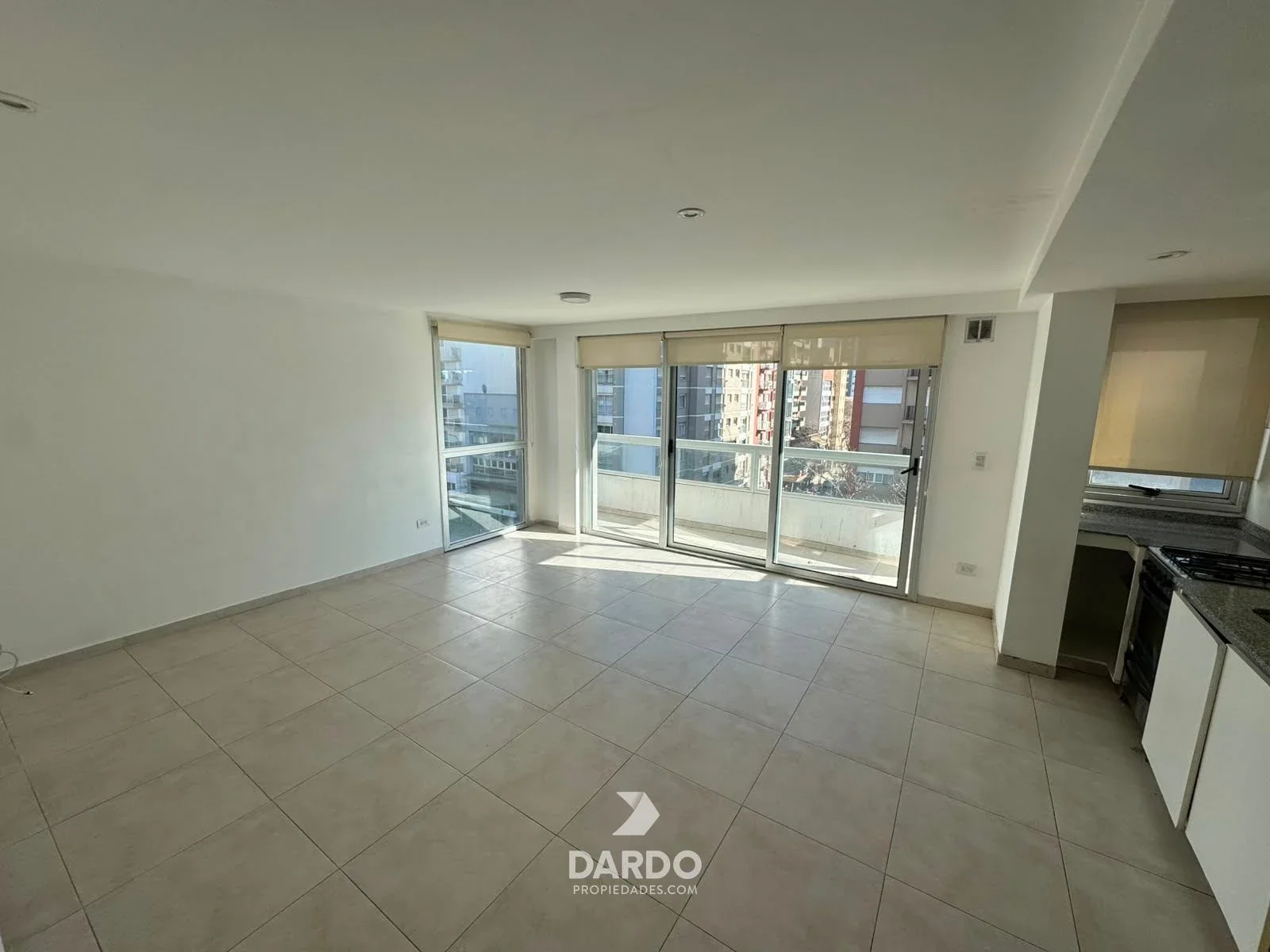 Departamento 3 ambientes externo con balcón en alquiler en La Perla - Imagen 1