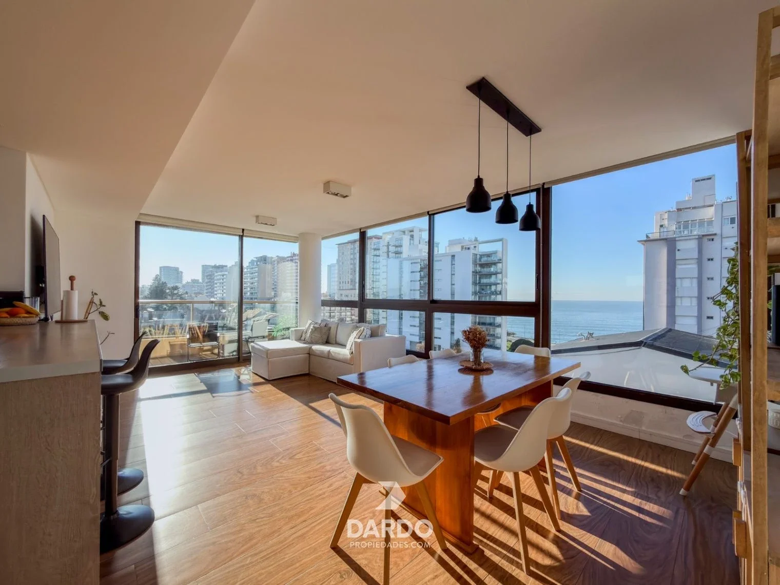 Departamento 3 ambientes con cochera y vista al mar en venta en Playa Grande - Imagen 2