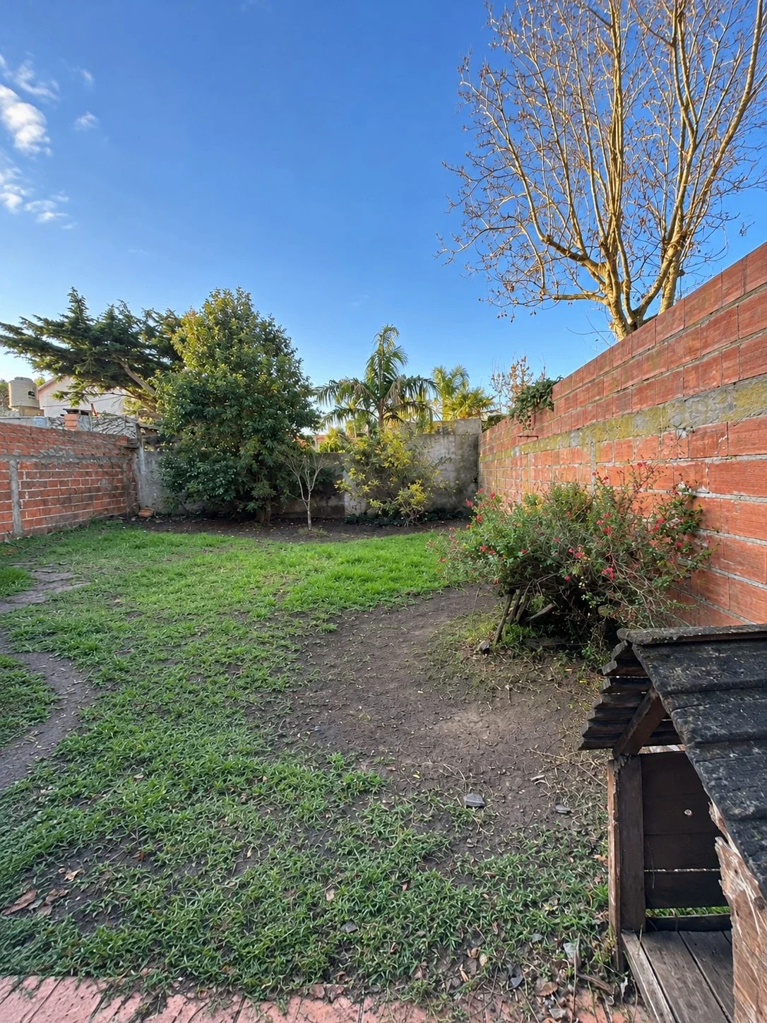 Chalet en venta con parque y cochera en Caisamar. - Imagen 2