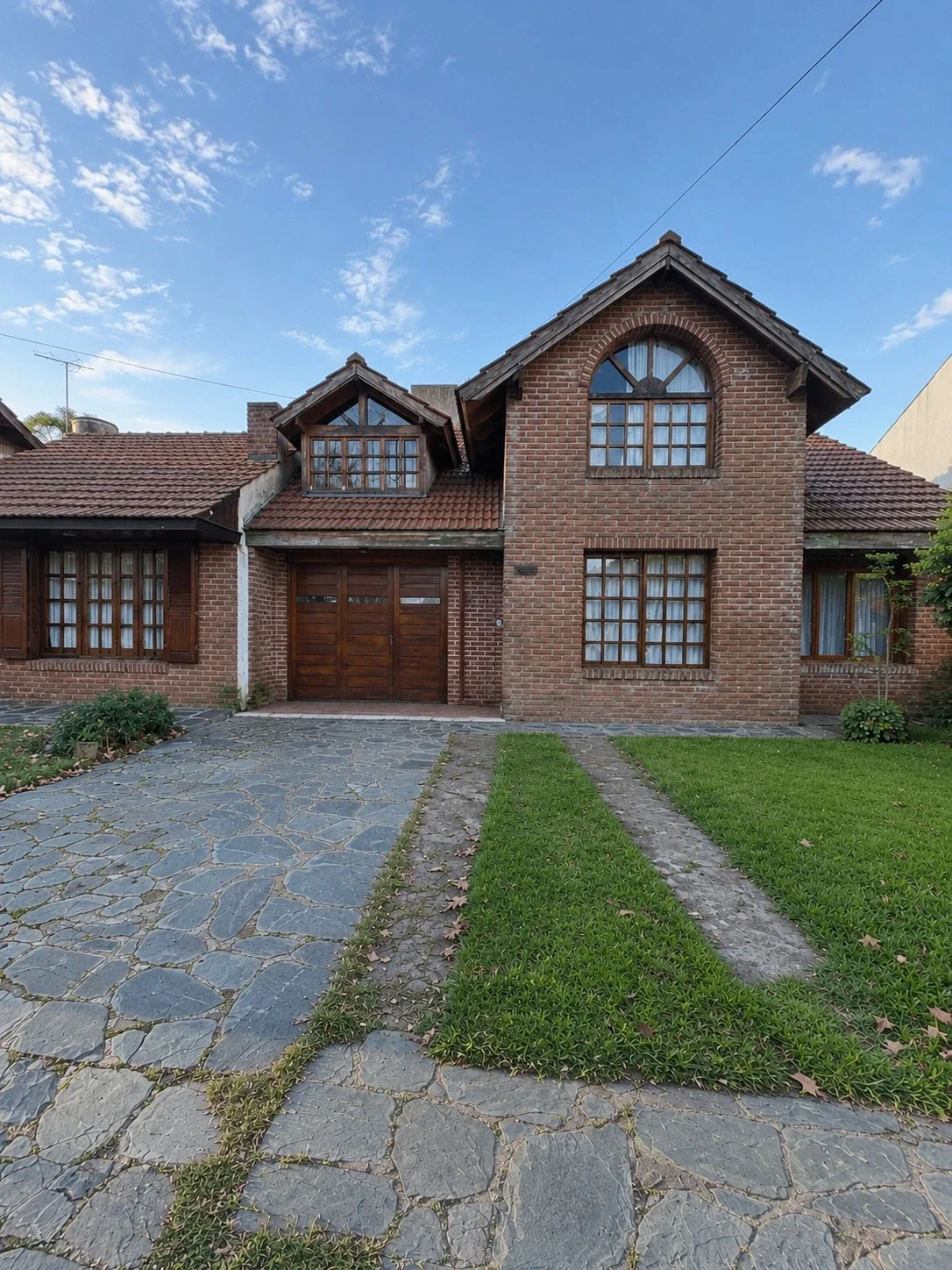 Chalet en venta con parque y cochera en Caisamar. - Imagen 1
