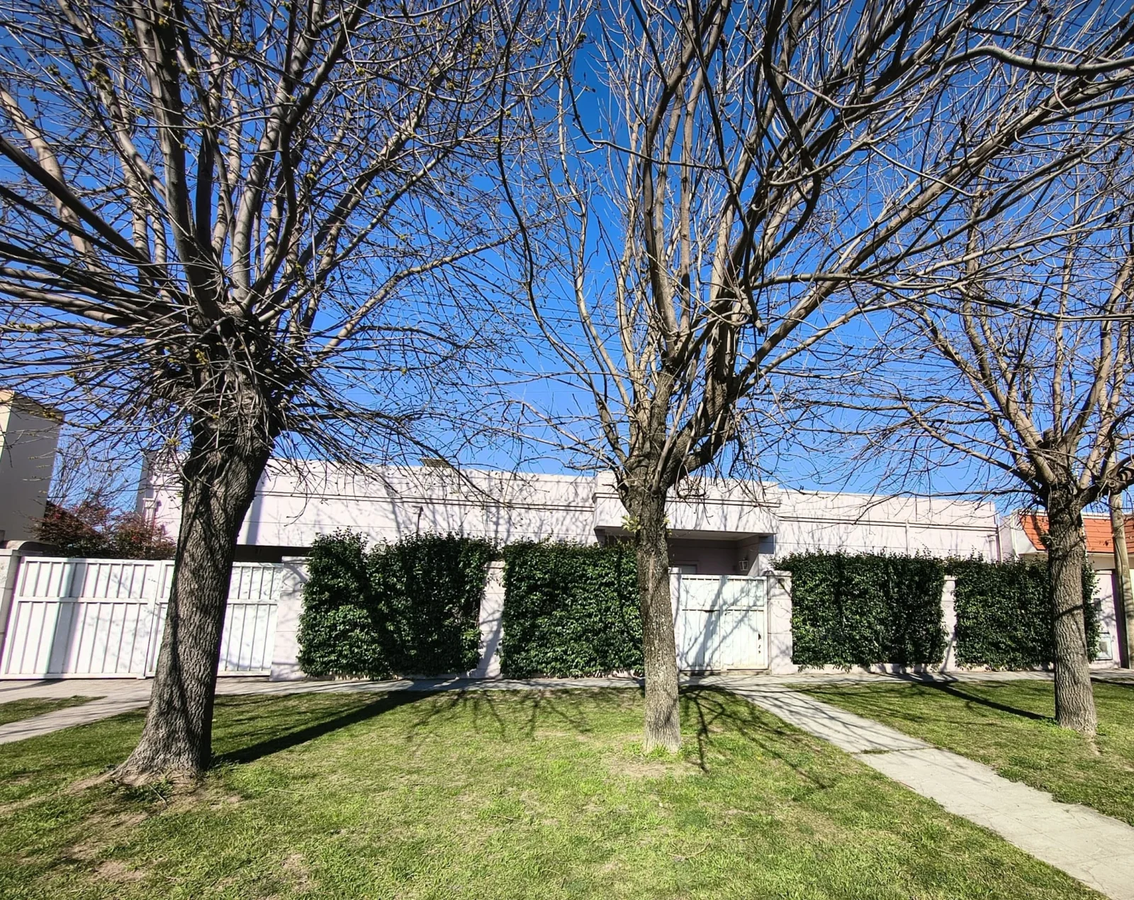 Casa en alquiler c/ cochera en Coronel Suárez - Imagen 1