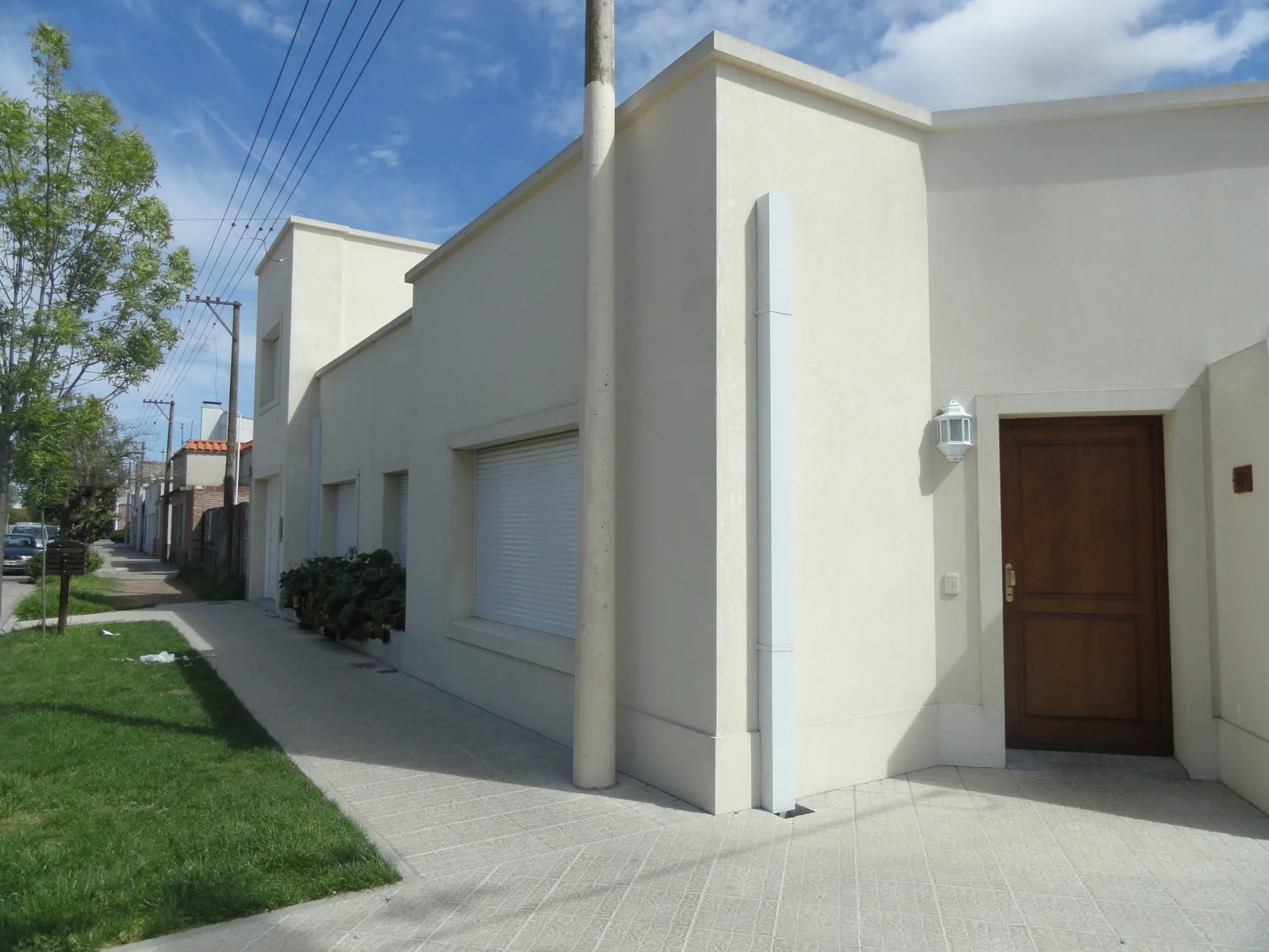 Casa en alquiler c/ cochera en Coronel Suárez - Imagen 1