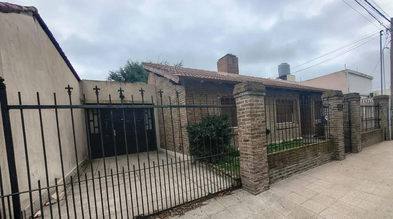 Casa en venta c/ cochera en Coronel Suárez - Imagen 2