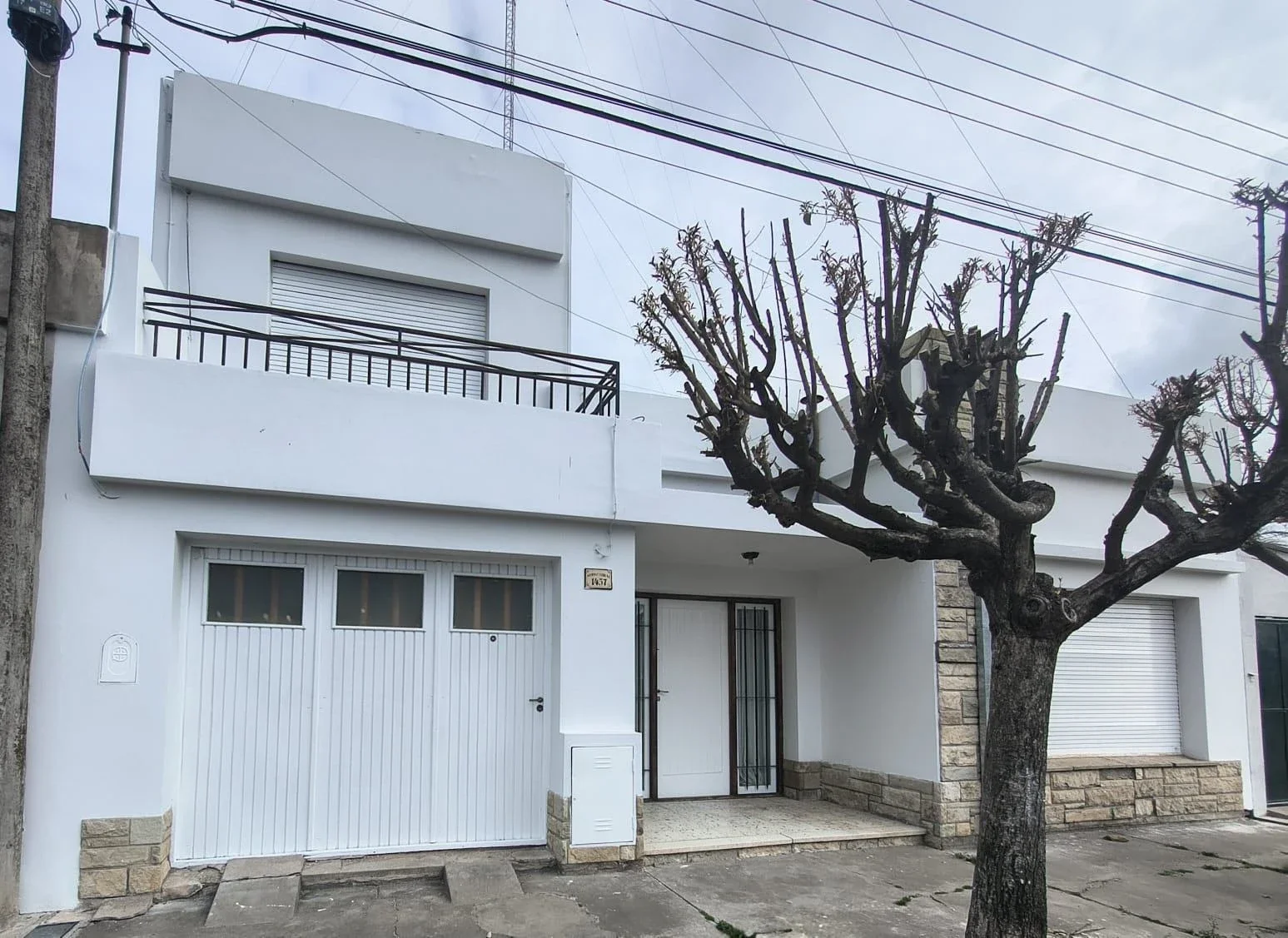 Casa en alquiler c/ cochera en Coronel Suárez - Imagen 1