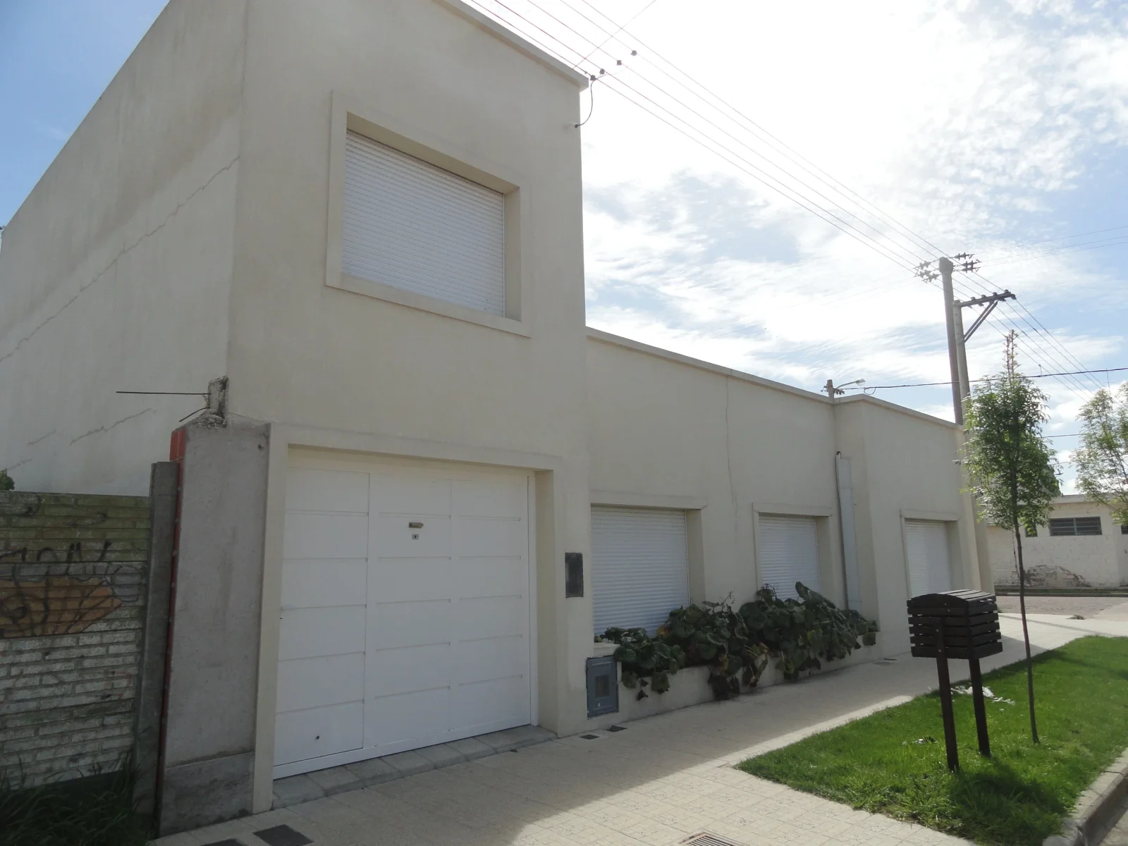 Casa en alquiler c/ cochera en Coronel Suárez - Imagen 2