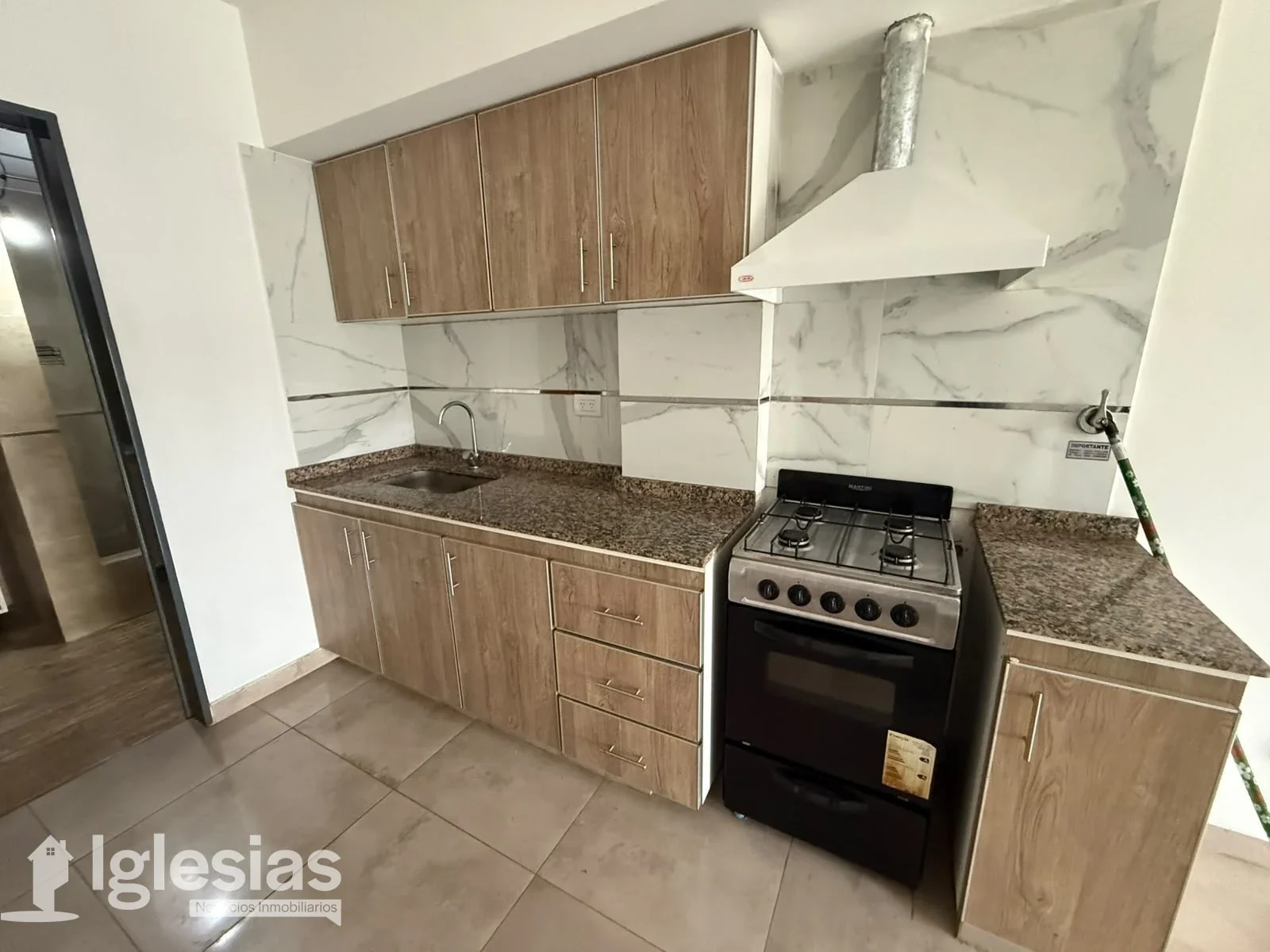 Departamento de un ambiente en alquiler en Tapiales - Imagen 3