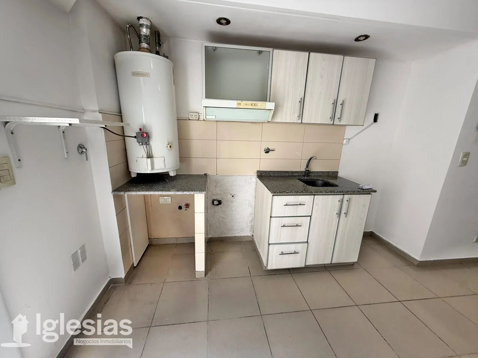 Departamento de 2 ambientes con patio en alquiler en Tapiales - Imagen 3