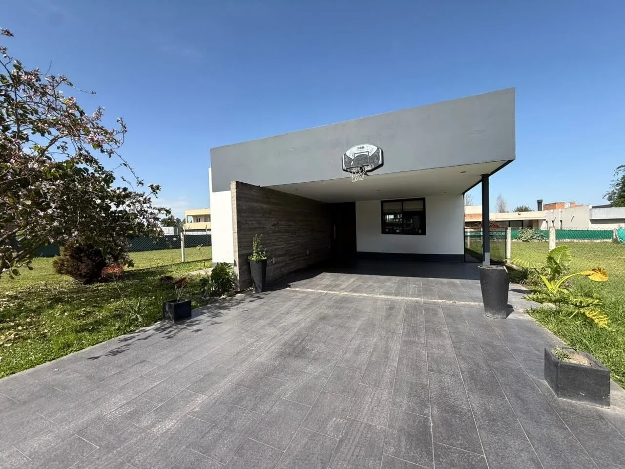 Casa en venta c/ cochera en Country Labradores I - Imagen 1