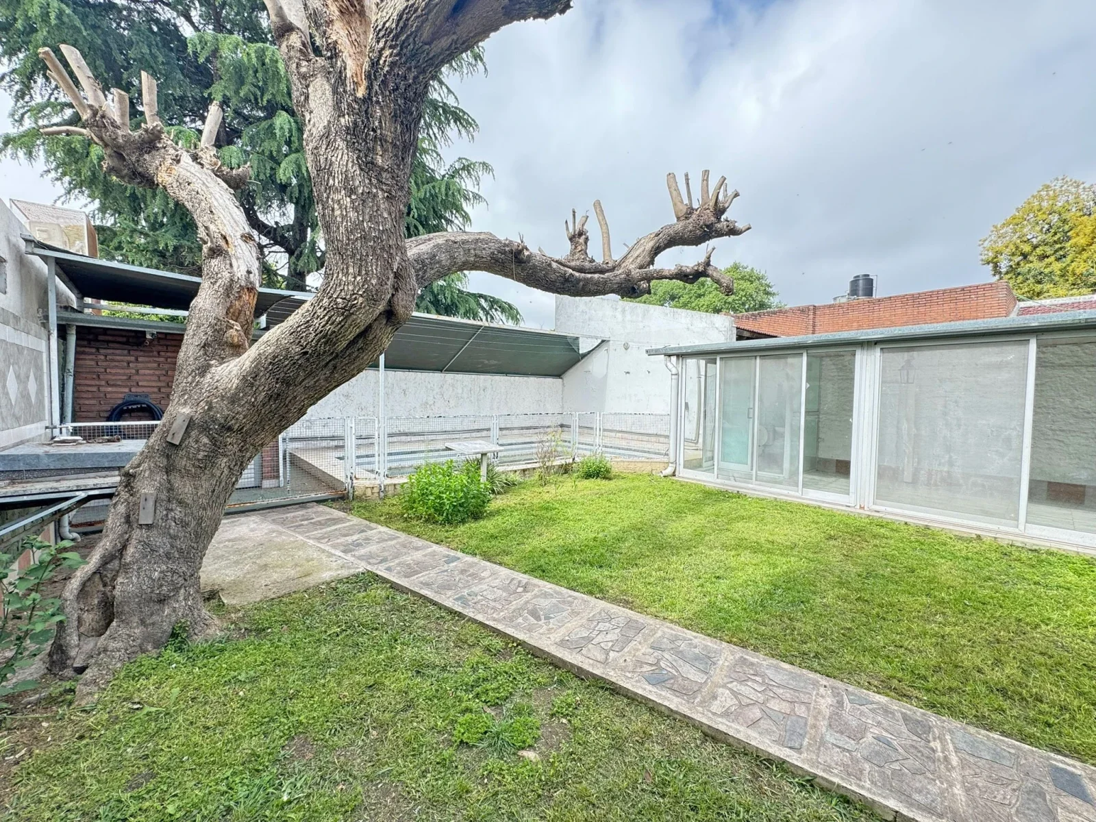 Chalet en alquiler c/ cochera en Alberdi - Imagen 4
