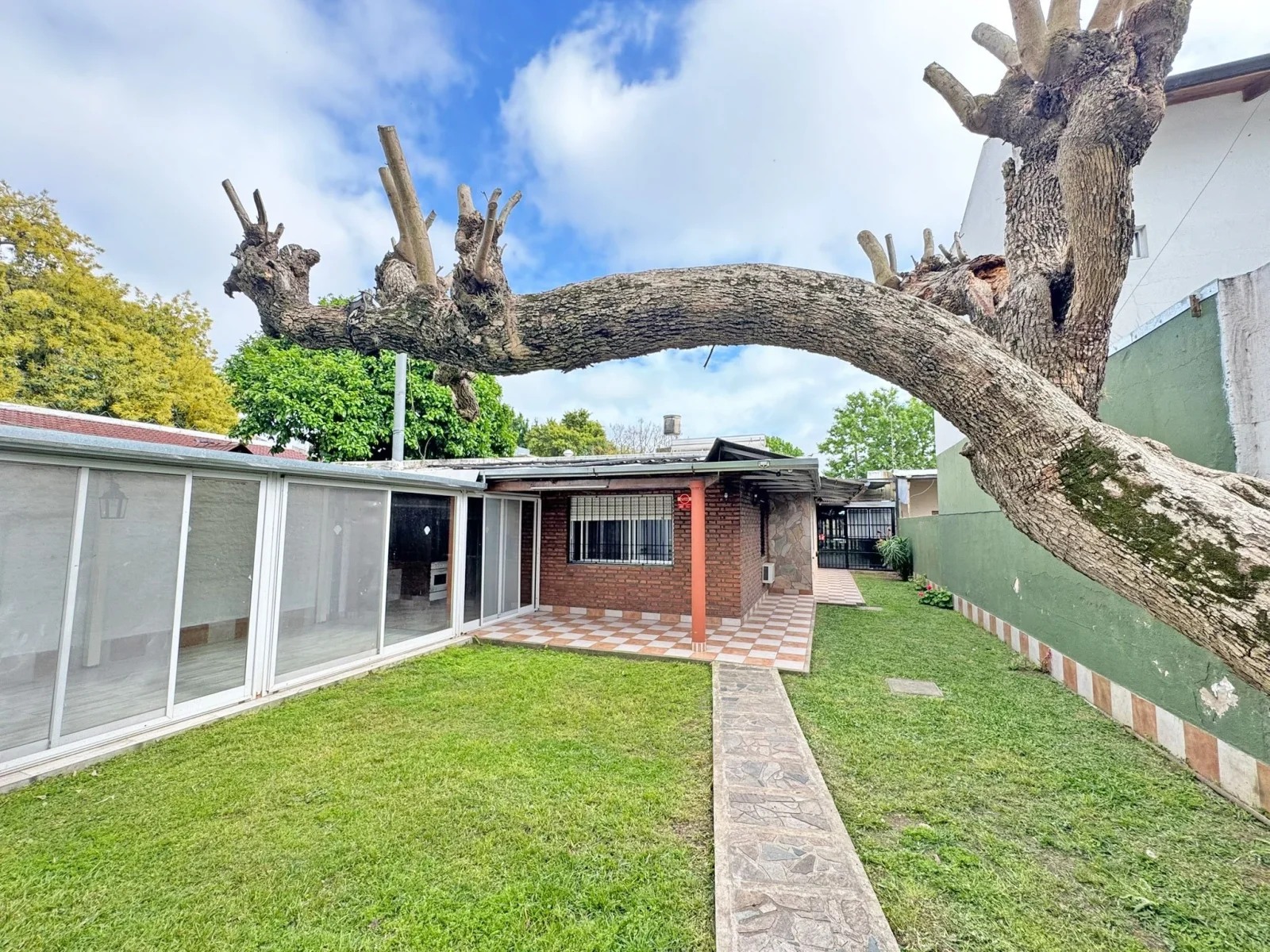 Casa de 4 dormitorios en venta c/ cochera en Alberdi - Imagen 1