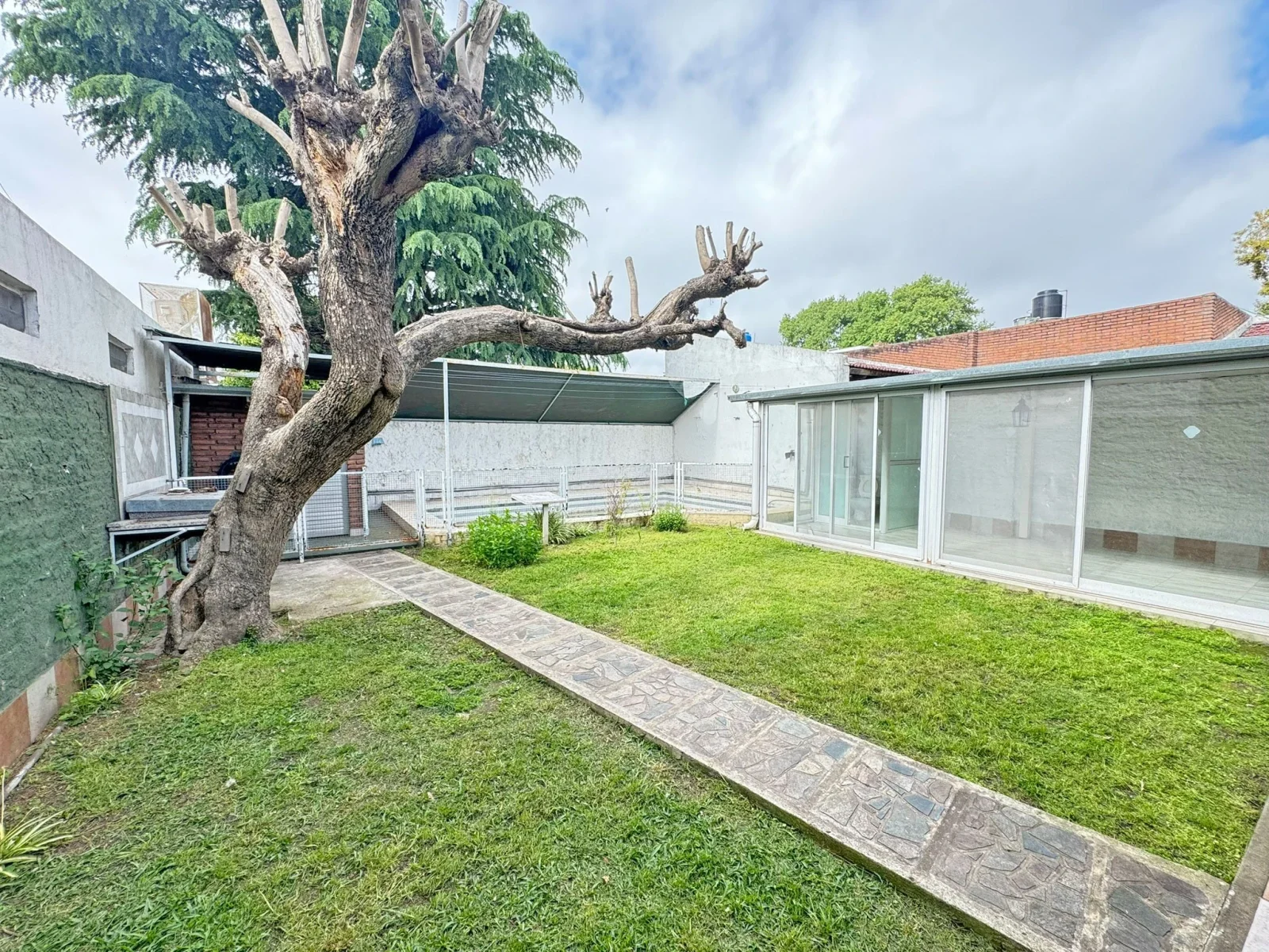Chalet en alquiler c/ cochera en Alberdi - Imagen 3