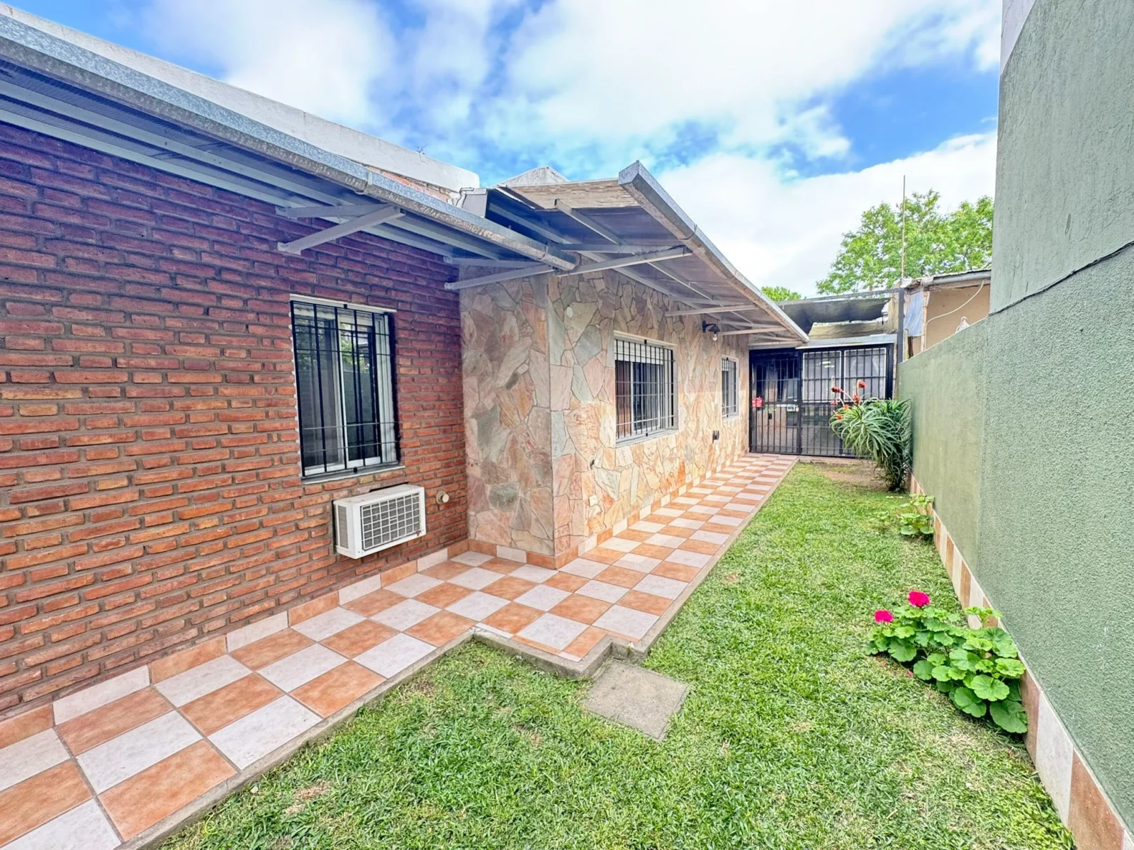 Chalet en alquiler c/ cochera en Alberdi - Imagen 2