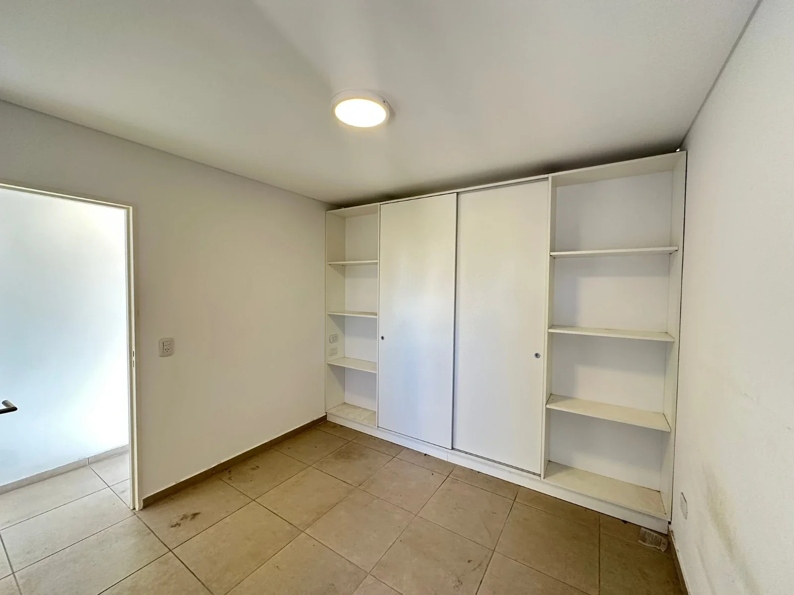 1 dormitorio en alquiler con terraza exclusiva - Imagen 4